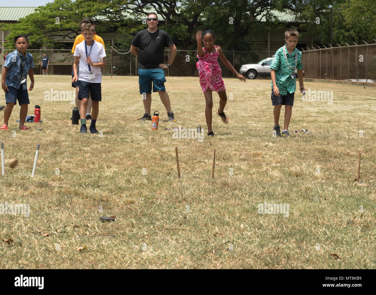 180511-N-E356-0084 PEARL HARBOR (11 mai 2018) Pearl Harbor Kai de l'école élémentaire, un jeu ulu maika hawaïen traditionnel jeu de roulement de pierre, au cours de l'école activité Makahiki partie de leur célébration du jour de mai. L'École célèbre son 75e anniversaire lors de leur respect du jour Mai. (U.S. Photo par marine Spécialiste de la communication de masse de la classe 3ème Jessica O. Blackwell) Banque D'Images