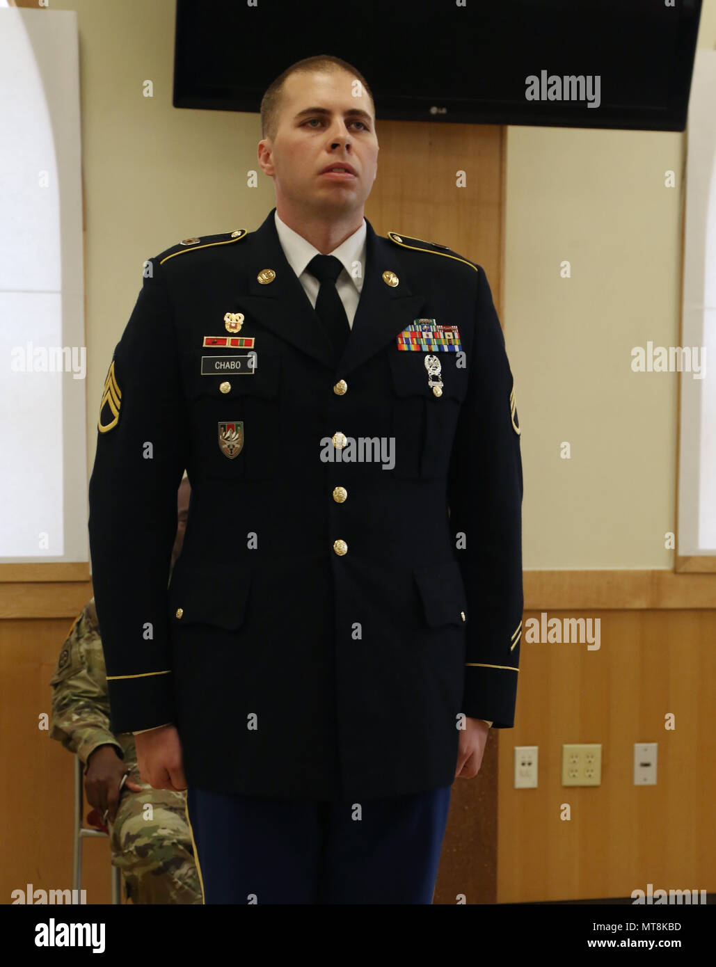 Le sergent de l'armée américaine. Elie Chabo, originaire de Toscane, l'Arizona affecté à la 1re Brigade du signal actuel, à l'attention à l'agent de sous-Conseil au cours de la 8 e armée 2018 Concours meilleur guerrier, qui s'est déroulée au Camp Casey, République de Corée, le 15 mai 2018. Le huitième meilleur guerrier de l'Armée de la concurrence est tenu de reconnaître et de sélectionner les plus qualifiés se sont enrôlés et junior sous-officier pour représenter 8 e armée à l'armée américaine meilleur guerrier Pacifique compétition à Schofield Barracks, HI. Le concours permettra également reconnaître l'agent les plus performants, l'adjudant et le coréen au Banque D'Images