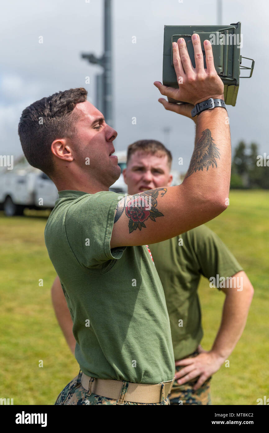 Lance le Cpl. Kyler Spears, opérateur de communications par satellite, le siège et l'appui bataillon, Marine Corps, Installations-West effectue les munitions peuvent remontées mécaniques au cours d'un combat test fitness pour le général commandant à la page du programme d'inspection de la maison sur le terrain, du Marine Corps Base Camp Pendleton, en Californie, le 15 mai 2018. Le CFT existe pour tester un Marines de la capacité physique. Un niveau de forme de combat des Marines est attribuée une valeur numérique qui est utilisé un moyen de soutenir la concurrence pour la promotion. (U.S. Marine Corps photo par Lance Cpl. Kerstin Roberts/libérés) Banque D'Images