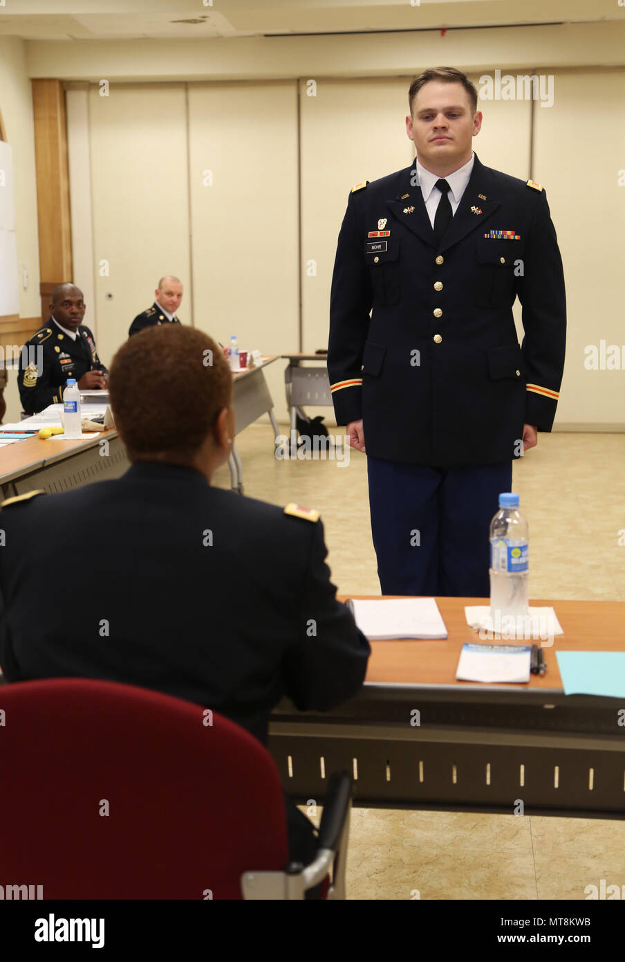 Lieutenant de l'Armée américaine William Mohr, originaire de Petersburg, West Virginia affecté à la 1re Brigade du signal actuel, à l'attention à l'officier de sélection au cours de la 8 e armée 2018 Concours meilleur guerrier, qui s'est déroulée au Camp Casey, République de Corée, le 16 mai 2018. Le huitième meilleur guerrier de l'Armée de la concurrence est tenu de reconnaître et de sélectionner les plus qualifiés se sont enrôlés et junior sous-officier pour représenter 8 e armée à l'armée américaine meilleur guerrier Pacifique compétition à Schofield Barracks, HI. Le concours permettra également reconnaître l'agent les plus performants, l'adjudant et le Coréen Augmentatio Banque D'Images