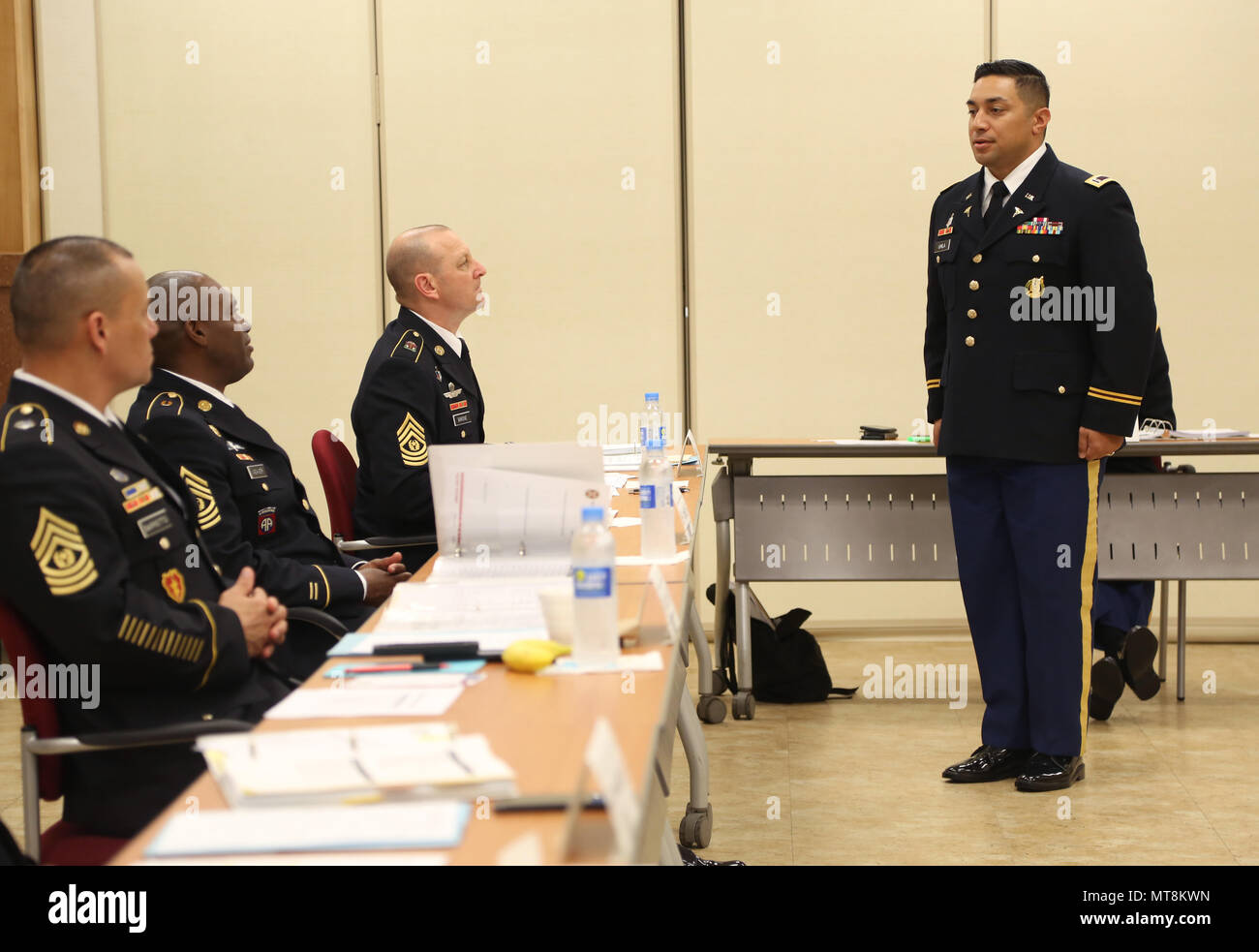 L'Adjudant-chef de l'armée américaine 2 William Uhila, originaire de Californie, Freemont affecté à la 65e brigade médicale, répond à une question à l'officier de sélection au cours de la 8 e armée 2018 Concours meilleur guerrier, qui s'est déroulée au Camp Casey, République de Corée, le 16 mai 2018. Le huitième meilleur guerrier de l'Armée de la concurrence est tenu de reconnaître et de sélectionner les plus qualifiés se sont enrôlés et junior sous-officier pour représenter 8 e armée à l'armée américaine meilleur guerrier Pacifique compétition à Schofield Barracks, HI. Le concours permettra également reconnaître l'agent les plus performants, l'adjudant un Banque D'Images