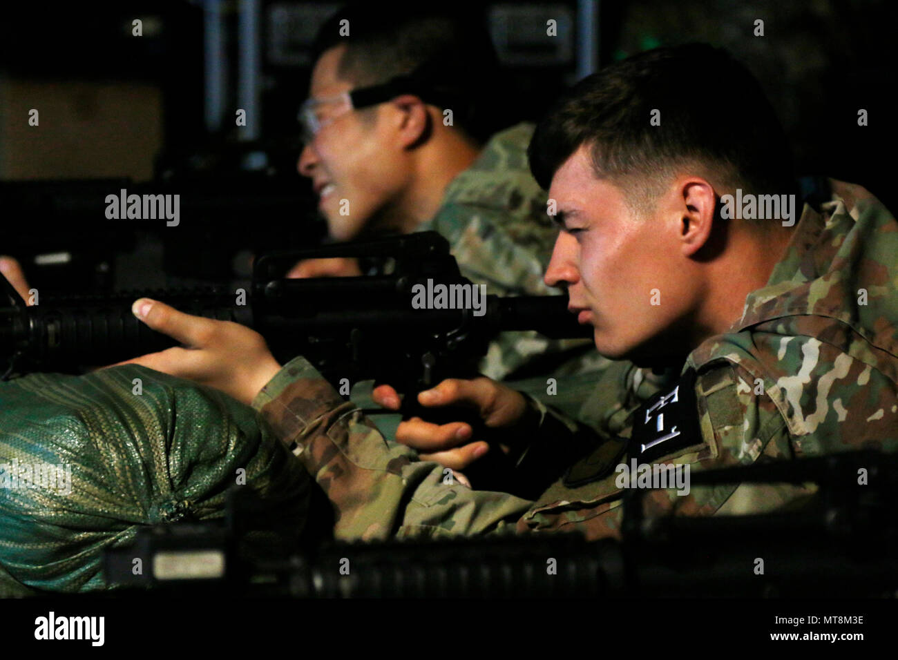 La FPC. Michael Bradley, un Jageleski, WA, autochtones affectés à 19e soutien expéditionnaire, commande engage objectifs au cours de la simulation 8 e armée 2018 Concours meilleur guerrier, qui s'est déroulée au Camp Casey, République de Corée, le 16 mai 2018. Le huitième meilleur guerrier de l'Armée de la concurrence est tenu de reconnaître et de sélectionner les plus qualifiés se sont enrôlés et junior sous-officier pour représenter 8 e armée à l'armée américaine meilleur guerrier Pacifique compétition à Schofield Barracks, HI. Le concours permettra également reconnaître l'agent les plus performants, l'adjudant et le coréen de renforts à l'Armée américaine Banque D'Images