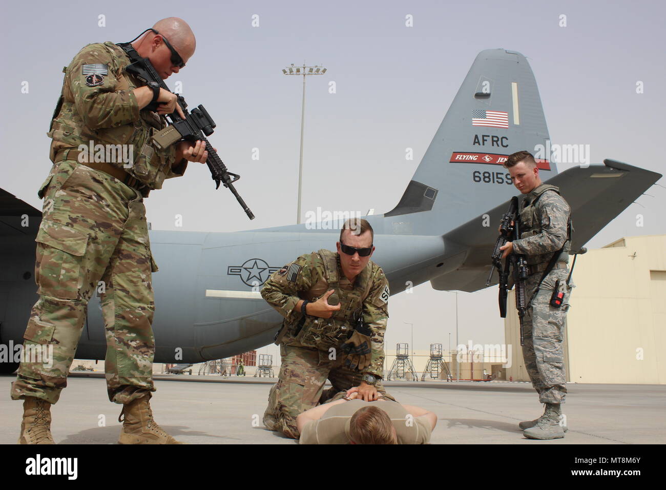 Les membres du 379e Escadron des Forces de sécurité de la Force expéditionnaire du train dans plusieurs zones de protection de sécurité à Al Udeid Air Base, au Qatar le 14 mai 2018. Déploiement des forces de sécurité à leurs bases à l'étranger pour les installations de garde, du personnel et de fournir en complément de la loi, de la sécurité et les mesures antiterroristes. Au cours de la Semaine de la police 2018 (13 mai - 18 mai), les membres de l'ESF a occupé de nombreux événements pour mettre en lumière les capacités et les compétences ; la semaine s'est terminée par un service commémoratif en l'honneur d'humains qui sont morts dans l'exercice de leurs fonctions. Banque D'Images