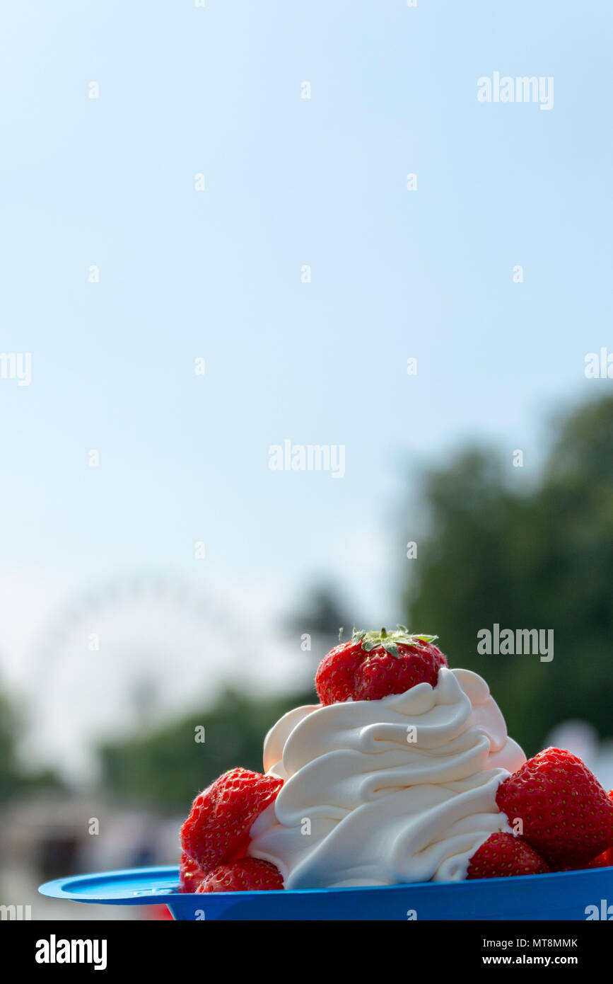 La crème glacée et les fraises servi à l'extérieur pour de désert typiquement anglais à Wimbledon et sur la rivière Thames Banque D'Images