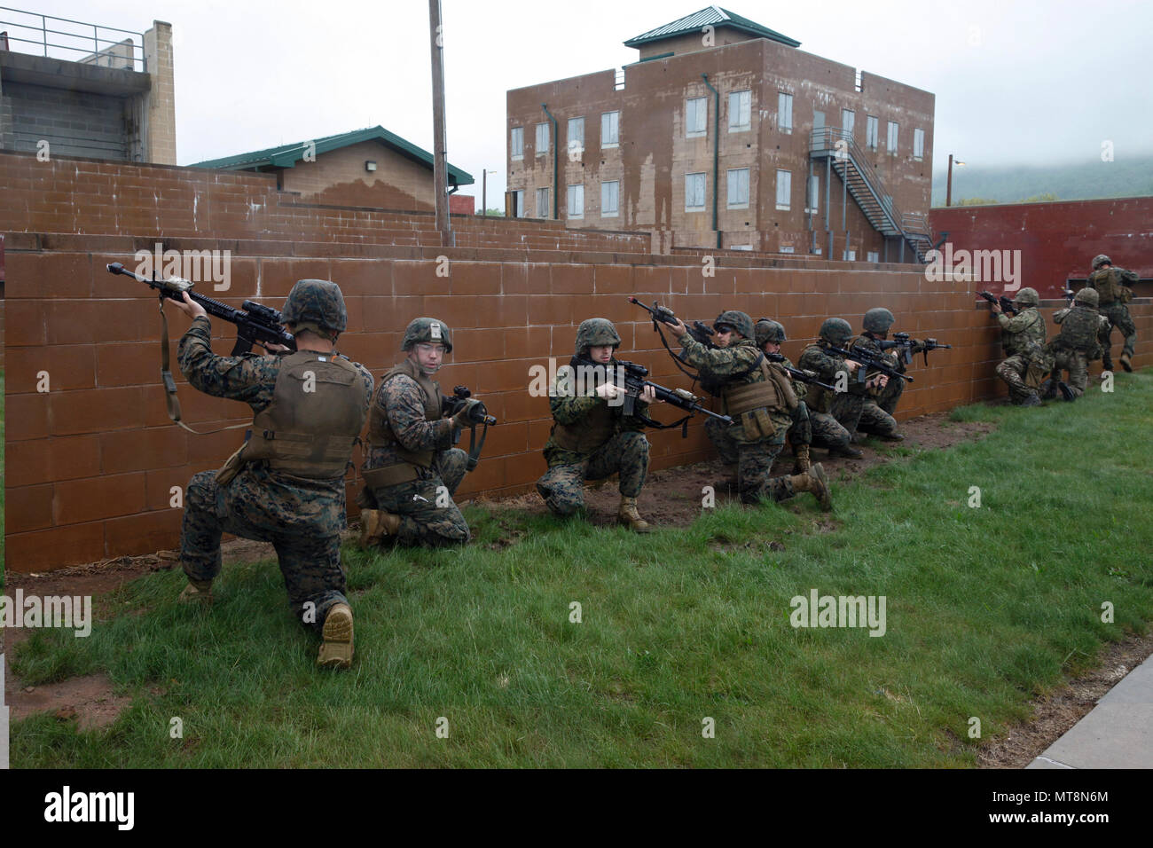 Les Marines américains avec le 6e Bataillon de soutien du génie, 4e Groupe Logistique, maritime et du commando britannique avec 131 Escadron Commando des Royal Engineers de l'armée britannique, la pratique, l'élimination d'un village à l'opérations militaires sur terrain urbanisé, ou relais de structure, au cours de l'exercice Red Dagger à Fort Indiantown Gap, en Pennsylvanie, le 16 mai 2018. L'exercice Red poignard est un exercice d'entraînement bilatéral qui donne l'occasion d'échanger des Marines tactiques, techniques et procédures ainsi qu'établir des relations de travail avec leurs homologues britanniques. (U.S. Marine Corps photo par le Sgt. Melanie Wolf/libérés) Banque D'Images