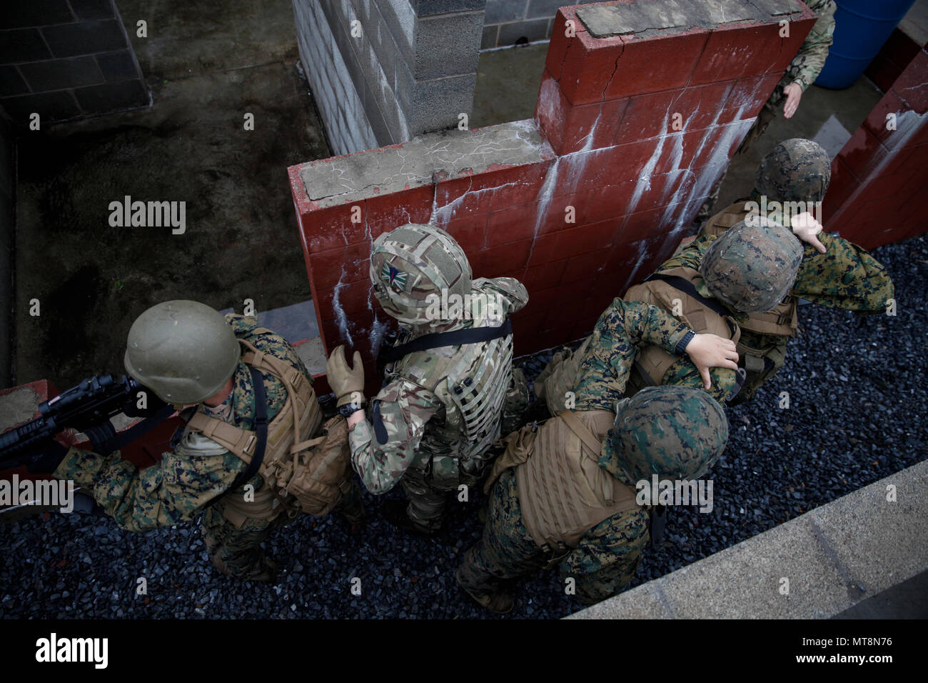 Les Marines américains avec le 6e Bataillon de soutien du génie, 4e Groupe Logistique, maritime et du commando britannique avec 131 Escadron Commando des Royal Engineers de l'armée britannique, la pratique, l'élimination d'un édifice à l'opérations militaires sur terrain urbanisé, ou relais de structure, au cours de l'exercice Red Dagger à Fort Indiantown Gap, en Pennsylvanie, le 16 mai 2018. L'exercice Red poignard est un exercice d'entraînement bilatéral qui donne l'occasion d'échanger des Marines tactiques, techniques et procédures ainsi qu'établir des relations de travail avec leurs homologues britanniques. (U.S. Marine Corps photo par le Sgt. Melanie Wolf/libérés) Banque D'Images