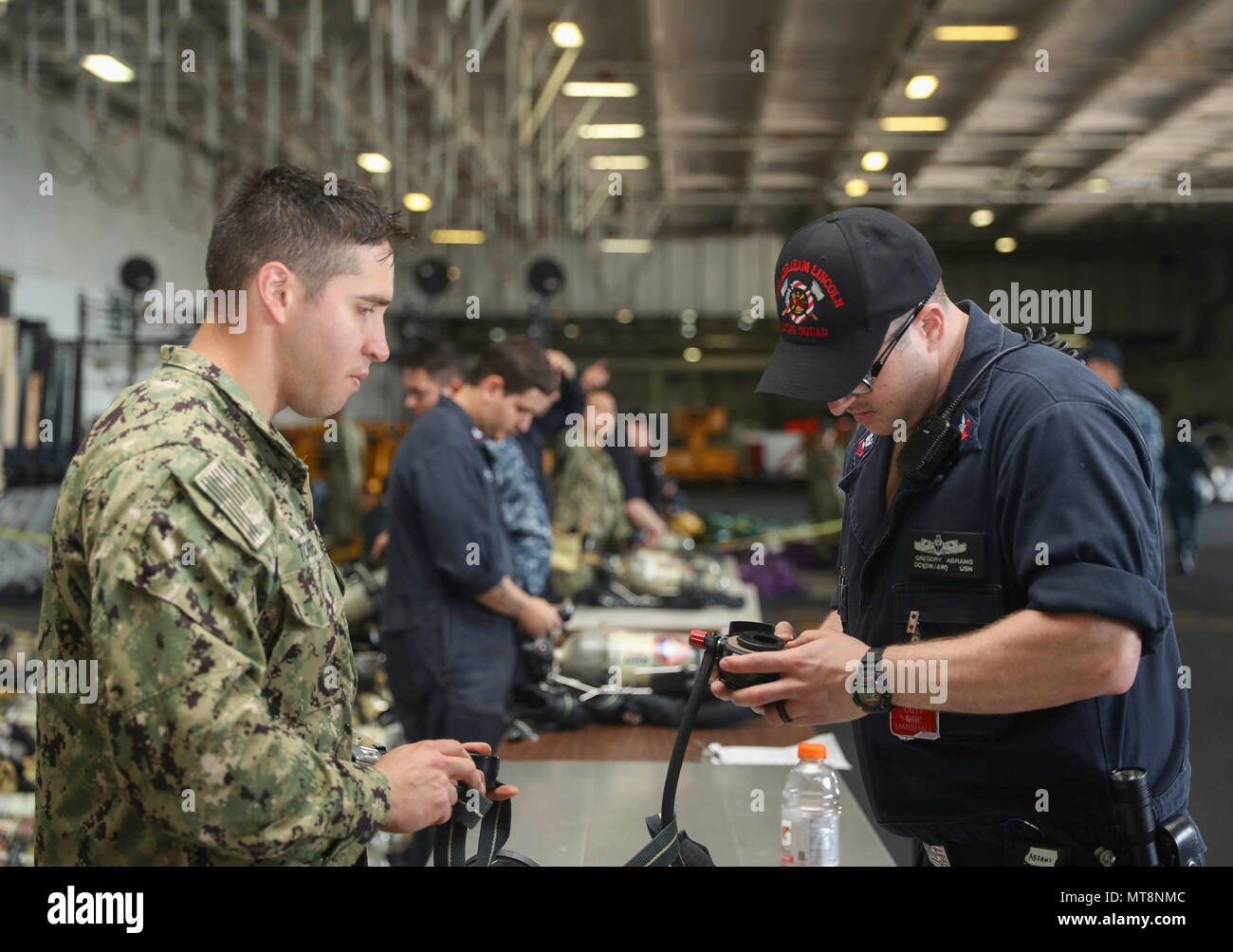 180514-N-YP246-0025 NORFOLK (14 mai 2018) Dommage Controlman 1re classe Gregory Abrams (à droite) et de l'Aviation maître de Manœuvre (manipulation), 3ème classe Jean Torres inspecter un appareil en préparation pour le Conseil d'inspection et d'enquête (INSURV) à bord du porte-avions de classe Nimitz USS ABRAHAM LINCOLN (CVN 72). (U.S. Photo par marine Spécialiste de la communication de masse human life by Sylvester Graham Seaman Darcy/libérés) Banque D'Images