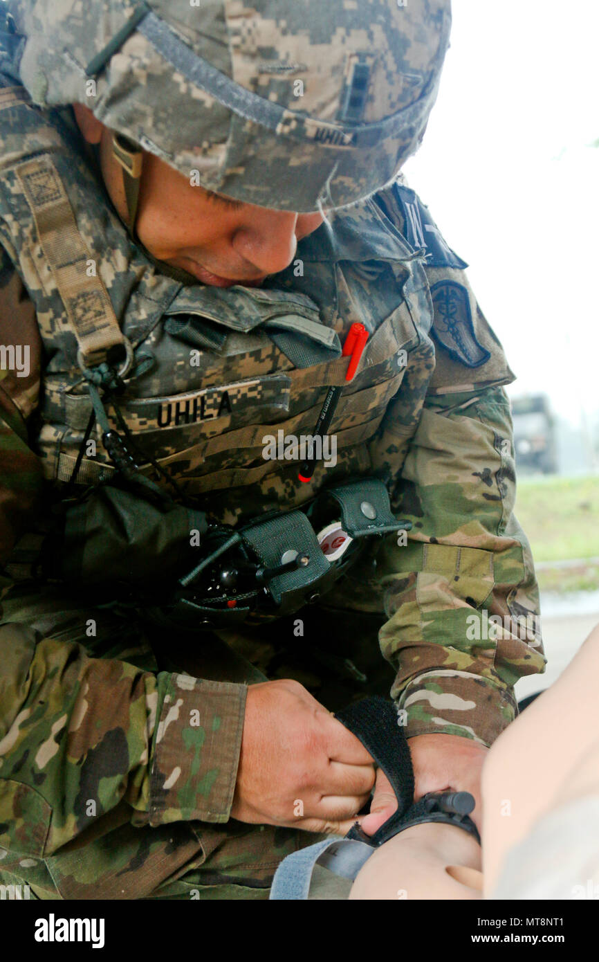 L'Adjudant-chef 2 William Uhila applique un garrot sur une victime simulée pendant la journée enjeux partie de la Huitième Armée, 2018 Concours meilleur guerrier, qui s'est déroulée au Camp Casey, République de Corée, le 17 mai. Le huitième meilleur guerrier de l'Armée de la concurrence est tenu de reconnaître et de sélectionner les plus qualifiés se sont enrôlés et junior sous-officier pour représenter 8 e armée à l'armée américaine meilleur guerrier Pacifique compétition à Schofield Barracks, HI. Le concours permettra également reconnaître l'agent les plus performants, l'adjudant et le coréen de renforts à l'Armée américaine à la huitième soldat Ar Banque D'Images