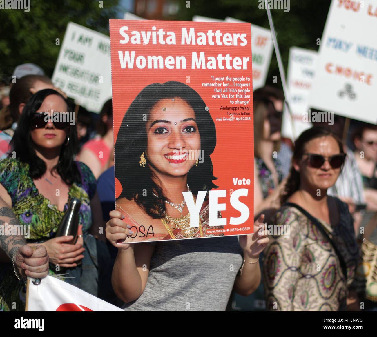 Une femme est titulaire d'une affiche de Savita Halappanava à Belfast City Hall, au cours d'une protestation des gens avant le profit de l'appelant pour la prestation de l'avortement en Irlande du Nord. Banque D'Images