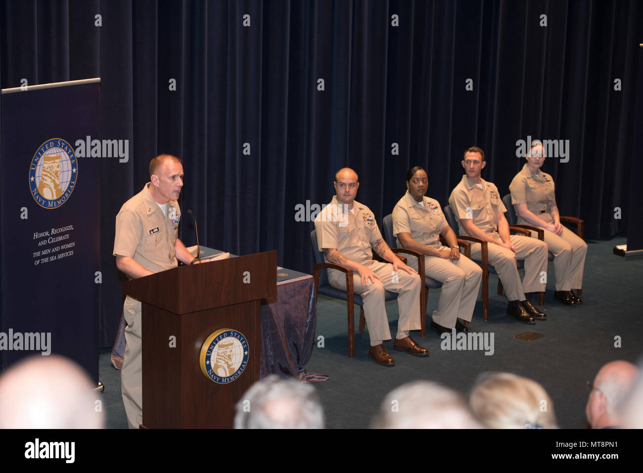 180517-N-MD297-0054 WASHINGTON (le 17 mai 2018) - Master Chief Petty Officer de la Marine (MCPON) Steven S. Giordano héberge l'année financière 2017 marin de l'année cérémonie au Monument commémoratif de la Marine américaine à Washington. Les quatre marins de l'année (SOYs) représentent les forces américaines aux États-Unis, la flotte de la Flotte du Pacifique, la réserve de la Marine et de la Marine Shore, respectivement. Tout au long de leur semaine de visite à Washington, l'SOYs et leurs familles ont visité des sites historiques et profiter d'événements spéciaux tenus en leur honneur. (U.S. Photo par marine Spécialiste de la communication de masse 2e classe Huey D. Jeune Jr./libérés) Banque D'Images