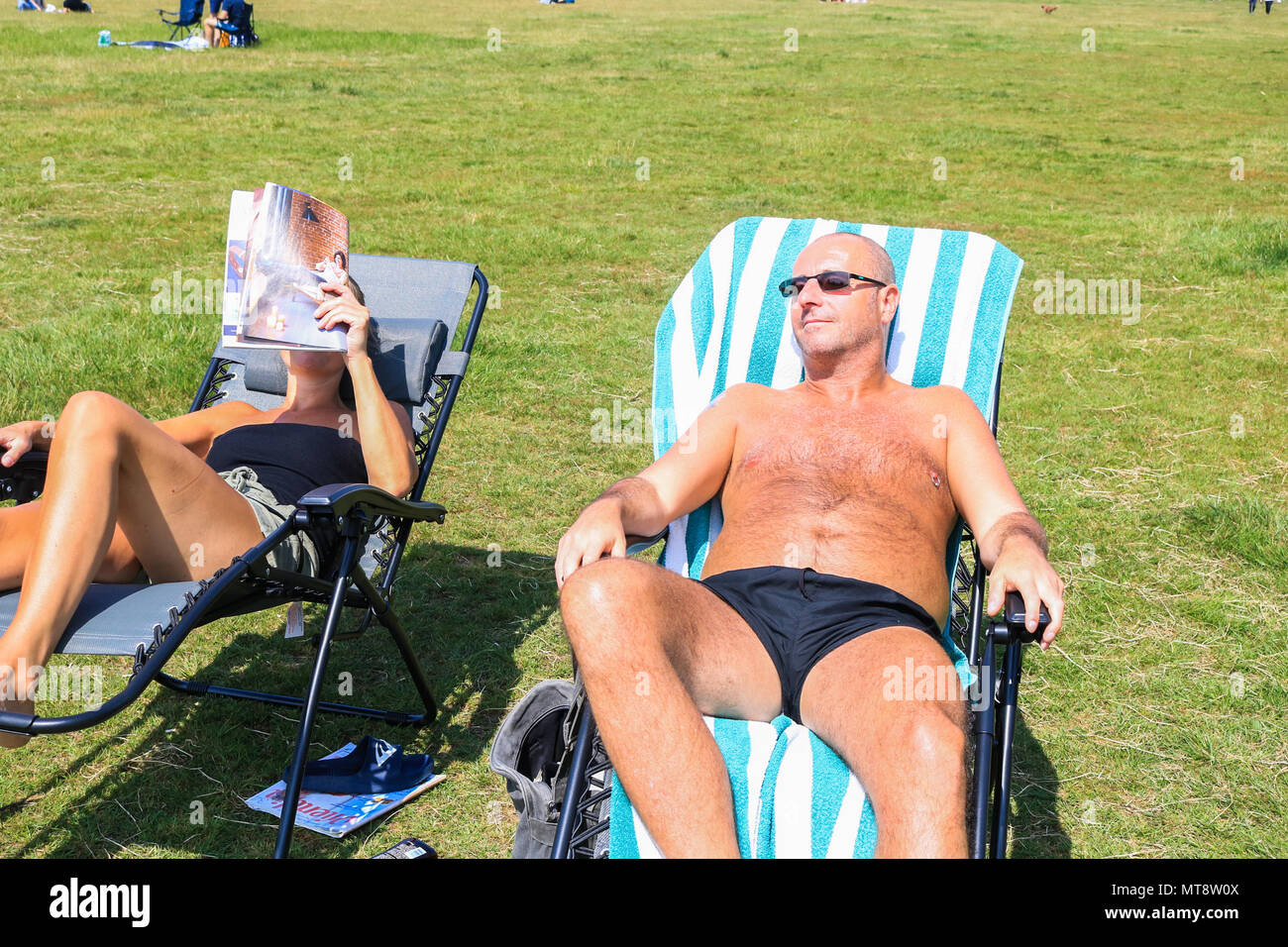 London UK. 28 mai 2018.Un couple de soleil sur Wimbledon Common sur la journée la plus chaude de l'année, les températures atteignent 29 degrés celsius avec thunderstroms Crédit plus tard : amer ghazzal/Alamy Live News Banque D'Images