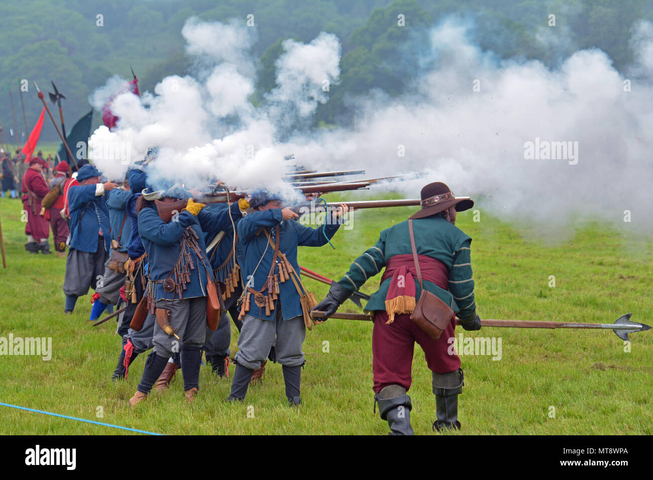 Ashton court Estate, Bristol, Royaume-Uni. 28 mai 2018 jour férié lundi. Des spectateurs se prennent au domaine Ashton court à Bristol pour assister à une reconstitution des champs de bataille entre parlementaires et royalistes. C'est le siège du 375e anniversaire de Bristol, la première bataille a eu lieu en 1643. Crédit : Robert Timoney/Alamy Live News Banque D'Images