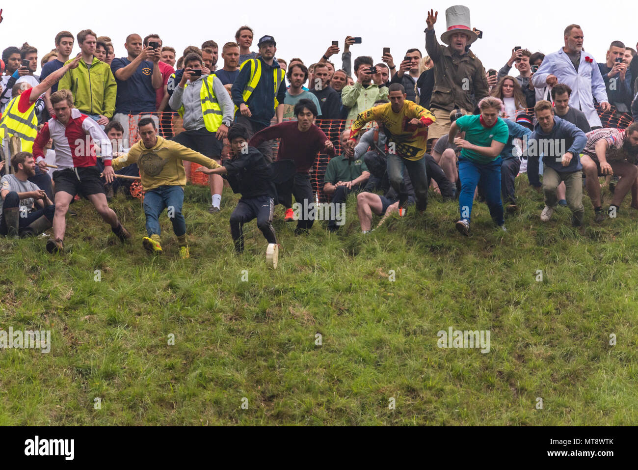 Coopers Hill, Gloucester, Royaume-Uni. 28 mai 2018. L'Assemblée annuelle L'officieux Mens finale de l'Coopers Hill et matériel roulant fromage service événement. La finale hommes, Chris Anderson le détenteur du dossier pour la plupart des victoires a remporté la dernière course près de prendre le fromage de décent, mais a également été blessés graves dans la partie inférieure. Concours fou de tous les coins du monde se retrouvent au sommet d'une colline dans le Gloucestershire étape pour chasser un 9lb fromage vers le bas de la roue. Comme dans la tradition vieille de 200 ans la première au fond remporte le fromage. Photographie : 79crédit/Alamy Live News Banque D'Images