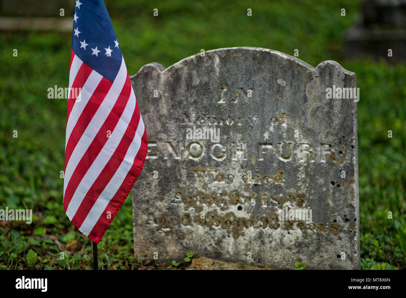 Bloomfield, USA. 28 mai 2018 : un petit drapeau marque la tombe d'un ancien combattant de la guerre révolutionnaire, le lieutenant Hénoc Furr, (1752-1845) à l'Ebenezer Baptist Church Cemetery dans le village de Bloomfield dans l'ouest de Loudoun County, en Virginie. (Photo par Douglas Graham/Loudoun maintenant) Crédit : William Graham/Alamy Live News Banque D'Images