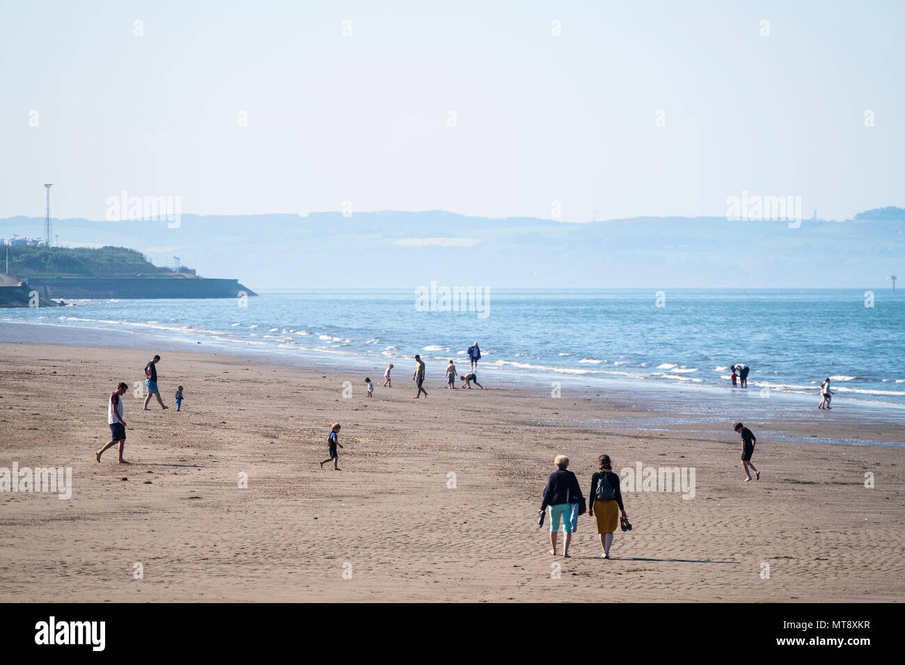 Portobello, Ecosse, Royaume-Uni. 28 mai, 2018. UK Météo : ensoleillé temps chaud sur un jour férié le lundi a la foule à la plage de Portobello à l'extérieur d'Édimbourg. Credit : Iain Masterton/Alamy Live News Banque D'Images