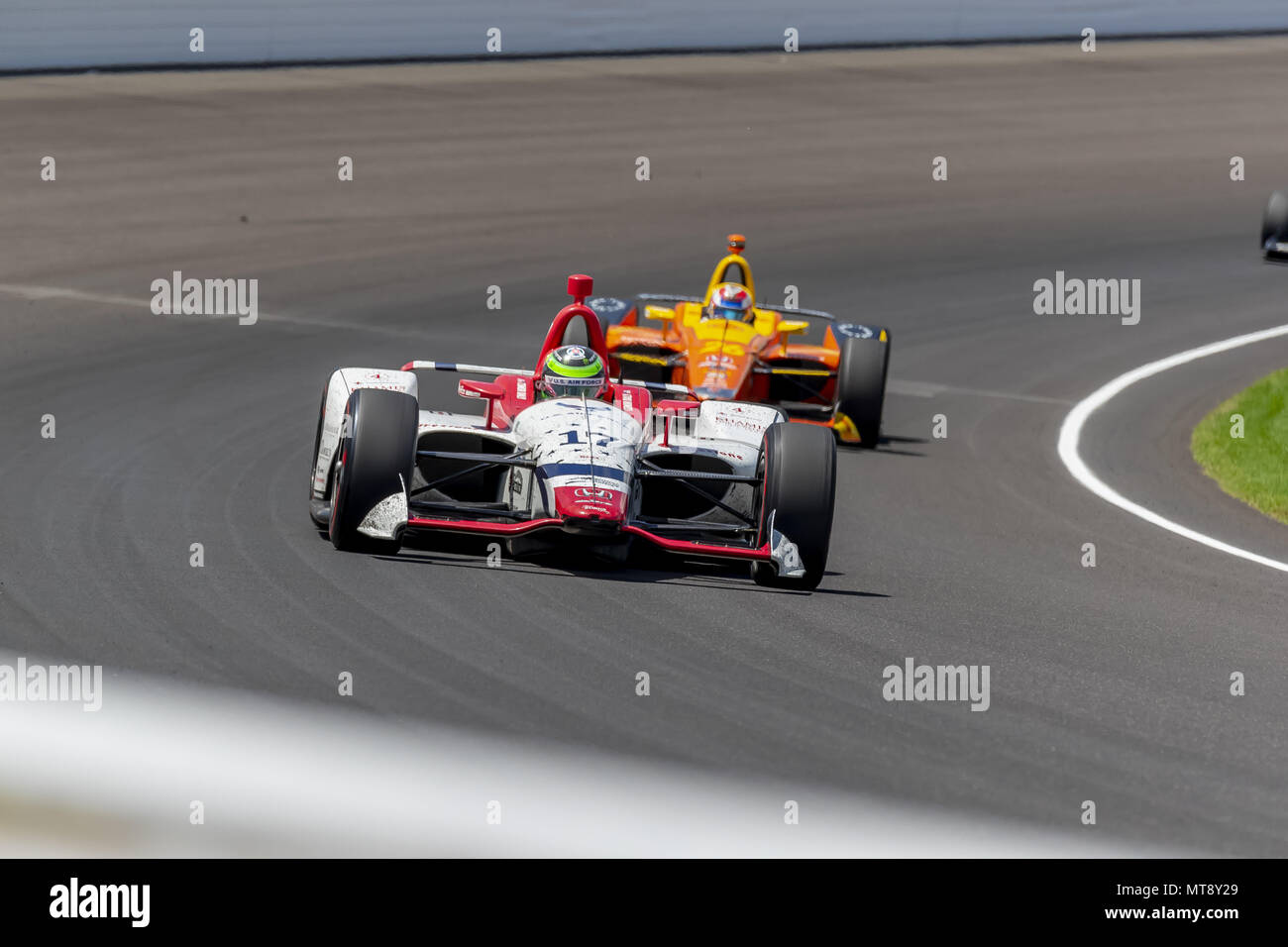 27 mai 2018 - Indianapolis, Indiana, États-Unis d'Amérique - Conor DALY (17) des États-Unis apporte sa voiture vers le bas à travers les virages au cours de l'Indianapolis 500 à Indianapolis Motor Speedway à Indianapolis en Indiana. (Crédit Image : © Walter G Arce Sr Inc/ASP ASP via Zuma sur le fil) Banque D'Images