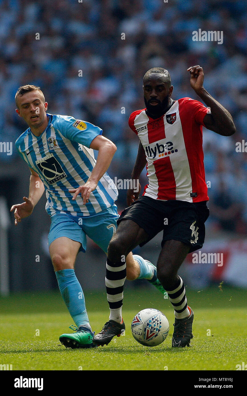 Londres, Royaume-Uni. 28 mai 2018. James Lloyd d'Exeter City (R) en action avec Jordan Shipley ville de Coventry (L). L'EFL Skybet football league deux play off final , ville de Coventry v Exeter city au stade de Wembley à Londres, le lundi 28 mai 2018. Cette image ne peut être utilisé qu'à des fins rédactionnelles. Usage éditorial uniquement, licence requise pour un usage commercial. Aucune utilisation de pari, de jeux ou d'un seul club/ligue/dvd publications. pic par Steffan Bowen/ Andrew Orchard la photographie de sport/Alamy live news Banque D'Images