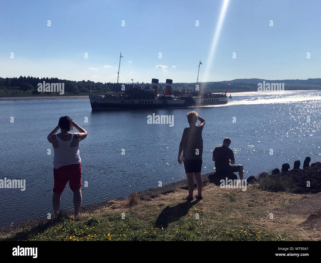 Glasgow, Royaume-Uni. 28 mai, 2018. Les membres du public de prendre des photos de la rue Waverly PS alors qu'elle voyage jusqu'à la rivière Clyde à Glasgow, en Écosse. Waverley PS est le dernier navire à vapeur de transport de passagers dans le monde. Construite en 1946, elle s'embarqua à Craigendoran sur le Firth of Clyde à Arrochar sur le Loch Long jusqu'en 1973. 28/5/18 Photo © Andy Buchanan 2018 Credit : Andy Buchanan/Alamy Live News Banque D'Images