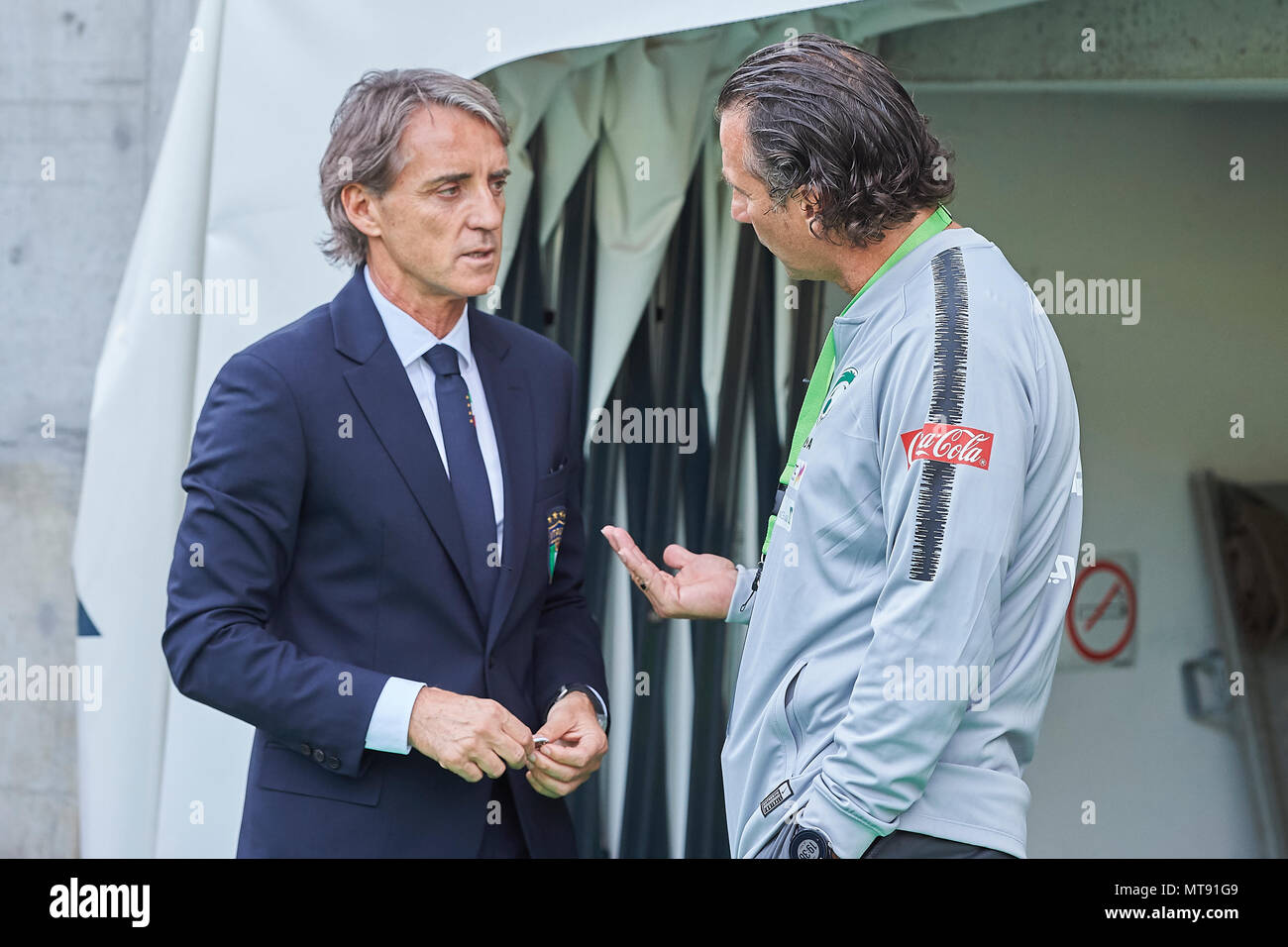 Saint-gall, Suisse. 28 mai 2018. L'entraîneur-chef de l'Italie Roberto Mancini a un chat avec l'Arabie coach Juan Antonio Pizzi pendant la Coupe du Monde de Football 2018 Italie match de préparation contre l'Arabie saoudite à Saint-Gall. L'équipe nationale d'Arabie Saoudite est à l'aide du jeu pour se préparer à la Coupe du Monde FIFA 2018 tournoi final en Russie tandis que l'Italie ne s'est pas qualifié pour la finale de la Coupe du monde. Banque D'Images