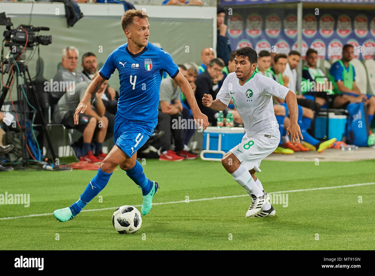 Saint-gall, Suisse. 28 mai 2018. Yahia Alshehri et Domenico Criscito pendant la Coupe du Monde de Football 2018 Italie match de préparation contre l'Arabie saoudite à Saint-Gall. L'équipe nationale d'Arabie Saoudite est à l'aide du jeu pour se préparer à la Coupe du Monde FIFA 2018 tournoi final en Russie tandis que l'Italie ne s'est pas qualifié pour la finale de la Coupe du monde. Banque D'Images