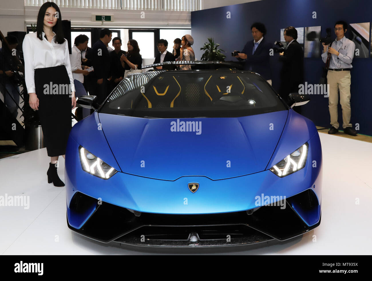 Tokyo, Japon. 28 mai, 2018. Un modèle affiche Ouragan Lamborghini Spyder  performante lors d'une première mondiale au Japon à Tokyo le lundi 28 mai,  2018. Lamborghini a vendu 411 véhicules au Japon