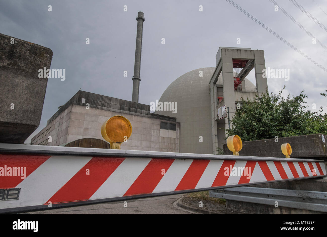 17 mai 2018, Wiesbaden, Allemagne : une barrière à côté d'une barrière anti-tank protège un bâtiment réacteur sur le site de la centrale nucléaire de Biblis (APM). La centrale est une partie de l'énergie RWE et de groupe seront démantelés dans les décennies à venir. Cependant, il faudra des décennies pour démolir les dômes et les tours de refroidissement du réacteur. Photo : Boris Roessler/dpa Banque D'Images