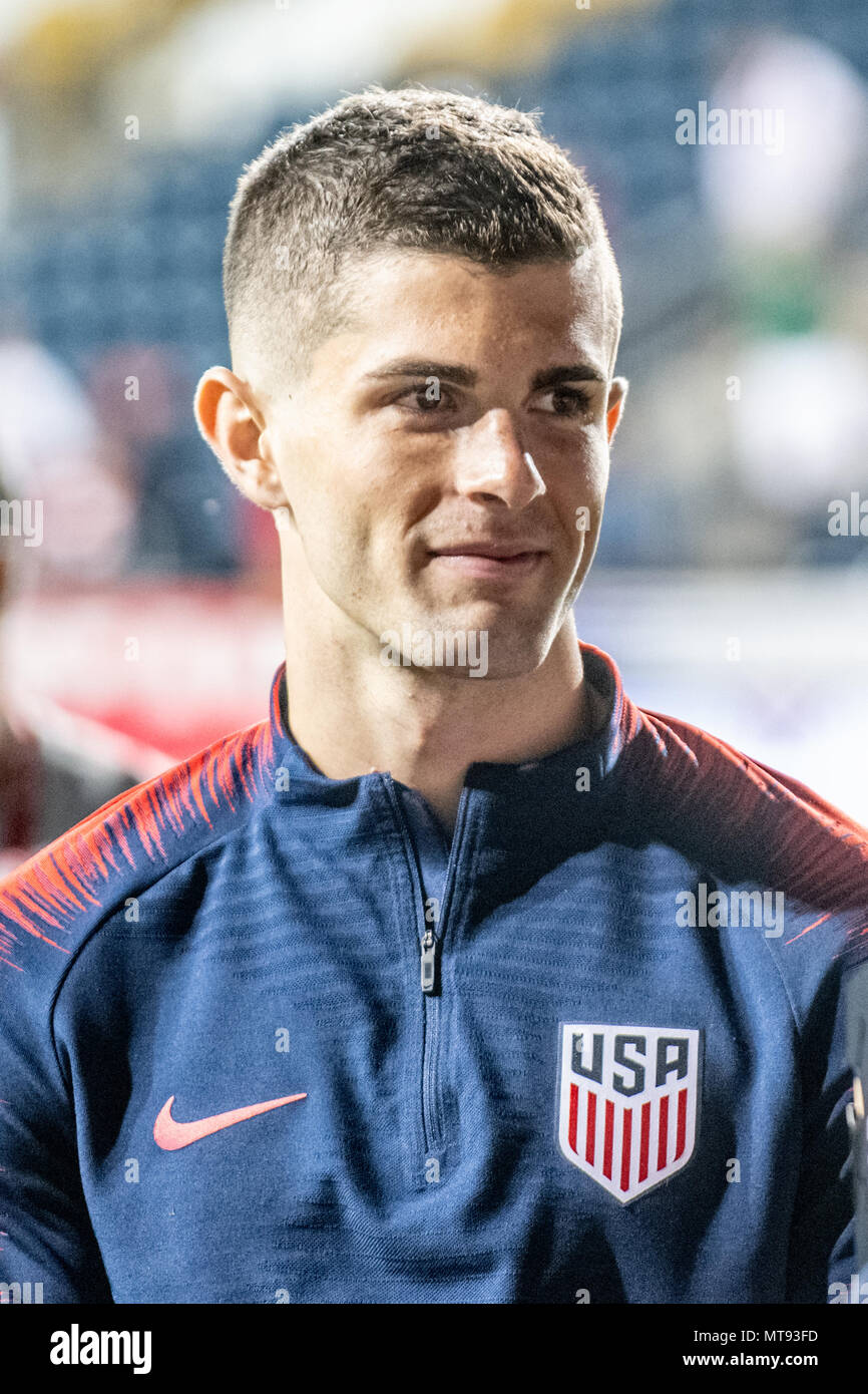 Chester, États-Unis. 28 mai 2018. Christian Pulisic / sourire sourire comme il reçoit un prix de l'American Outlaws partisans USMNT Crédit : Don Mennig/Alamy Live News Banque D'Images