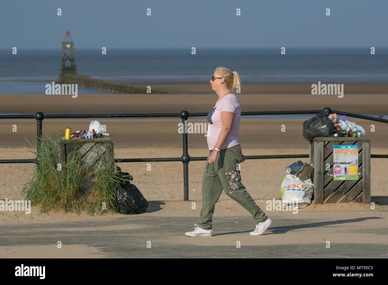 Crosby, Liverpool. 29 mai, 2018. Météo France : journée d'été sur la côte nord-ouest que les résidants locaux et les vacanciers prennent de l'exercice tôt le matin sur le sentier du littoral et plage de Merseyside. La plage est décoré d'Spring Bank Holiday portée avec des bacs à ordures débordant et souffle dans la brise. Le conseil de Sefton conteneurs manifestement insuffisant pour la quantité de déchets plastiques. /AlamyyLiveNews MediaWorldImages : crédit. Banque D'Images