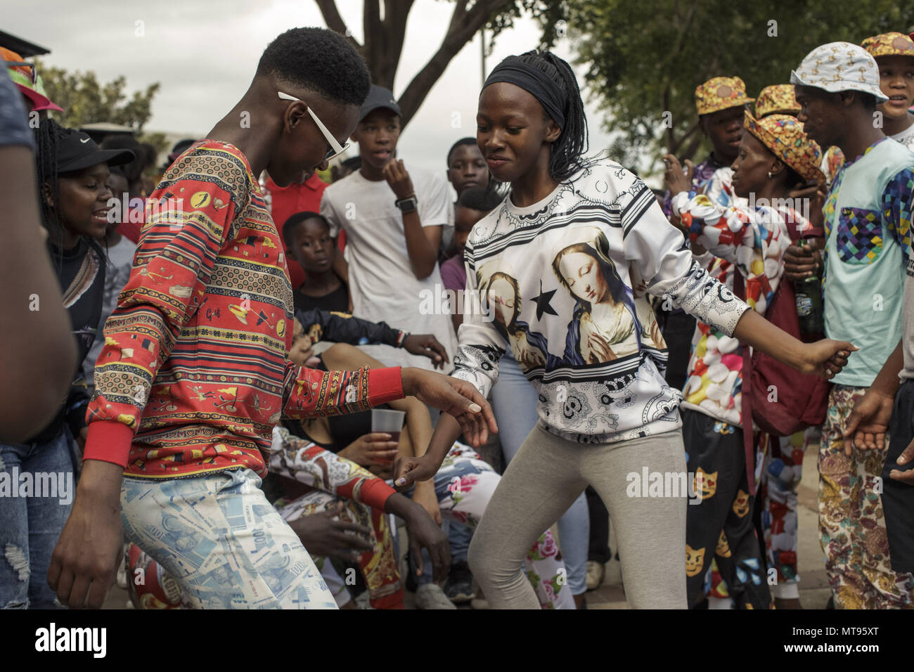 Johannesburg, Soweto, Afrique du Sud. Mar 31, 2018. Les visiteurs de l'Izikhothane la danse de l'événement et s'amuser dans le parc de Thokoza à Soweto, Johannesburg. Credit : Stefan/Kleinowitz ZUMA Wire/Alamy Live News Banque D'Images