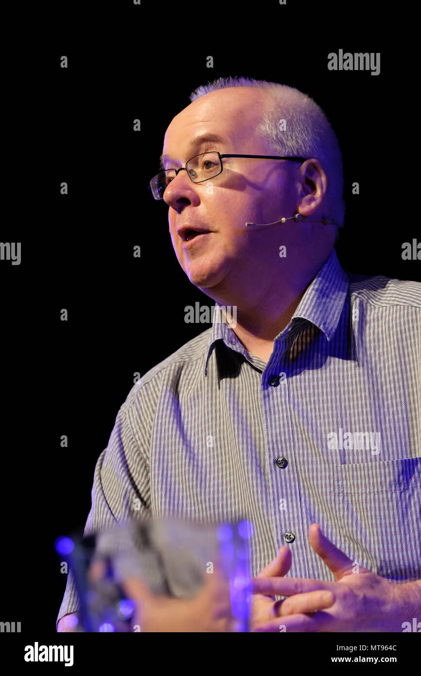 Hay Festival, Hay on Wye, UK - Mardi 29 Mai 2018 - Andy Mulligan gagnant du Guardian Children's Fiction Prize et pour l'auteur parle de son dernier livre sur la scène du chien Hay Festival - Photo Steven Mai / Alamy Live News Banque D'Images