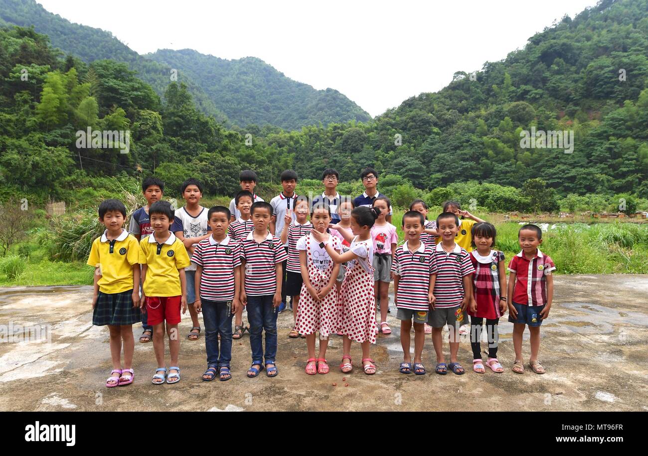 Nanchang, province de Jiangxi en Chine. 23 mai, 2018. Onze paires de jumeaux posent pour une photo de groupe dans le village de Suolong Shouke Business, à l'est du comté de la province de la Chine, le 23 mai 2018. Avec environ 1 000 résidents, Suolong Village a 29 cas de naissances multiples, un taux élevé compte tenu de la faible taille de la population. Credit : Hu Chenhuan/Xinhua/Alamy Live News Banque D'Images