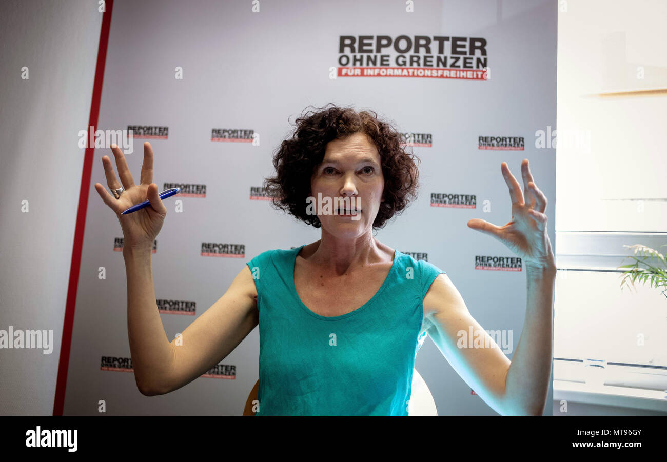 Berlin, Allemagne. 29 mai, 2018. 29 mai 2018, Berlin : La journaliste Olga Petrova parle pour les représentants des médias à une conférence de presse de Reporters Sans Frontières sur le thème "La Russie avant la Coupe du monde journalistique - la vie quotidienne et les conditions de travail des journalistes étrangers' Credit : Kay Nietfeld/dpa/Alamy Live News Banque D'Images