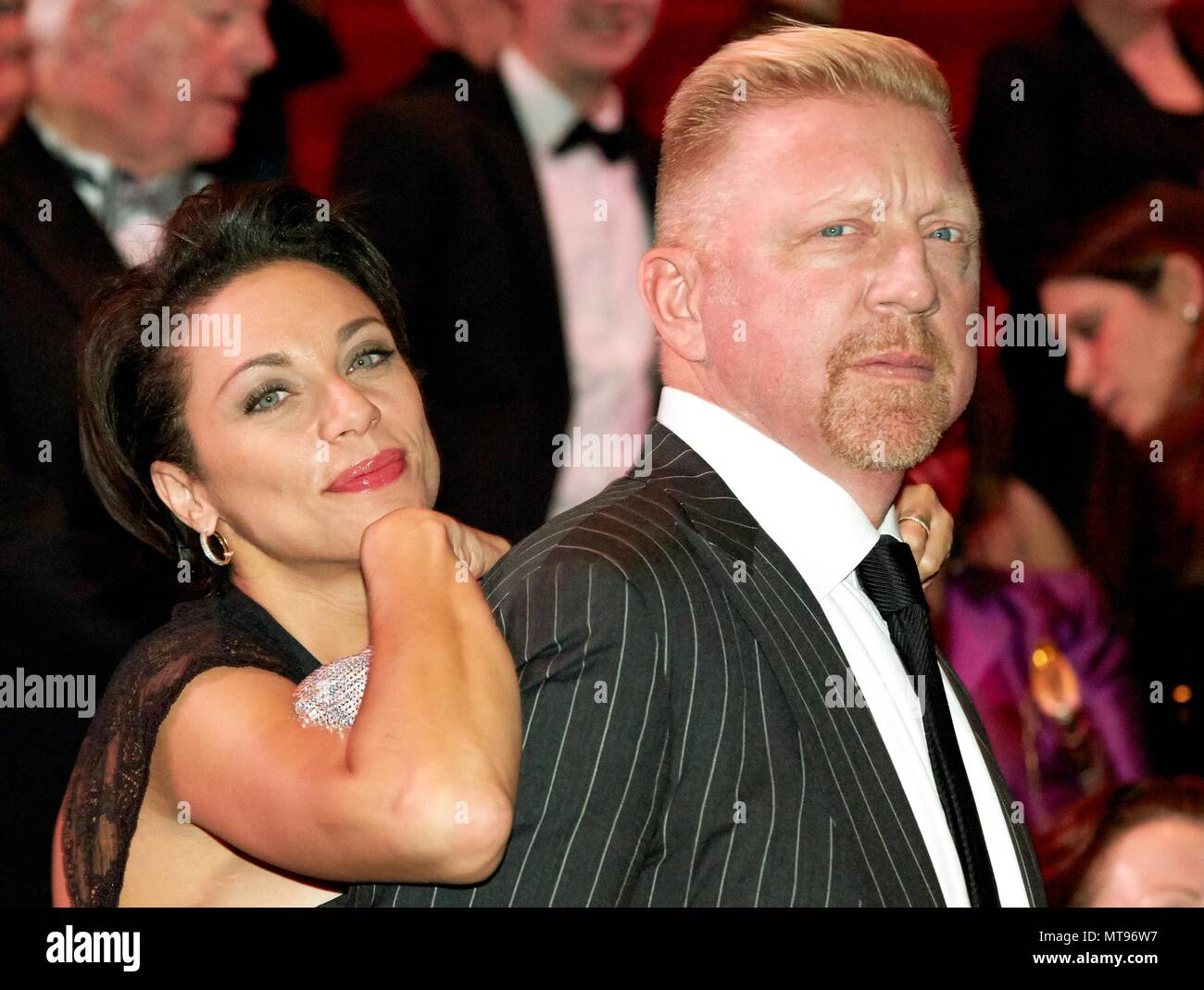 Déposée - 28 novembre 2013, l'Allemagne, Hambourg : la légende du tennis Boris Becker et sa femme Lilly assistant à la première de la comédie musicale "Le fantôme de l'opéra'. Photo : Georg Wendt/dpa Banque D'Images