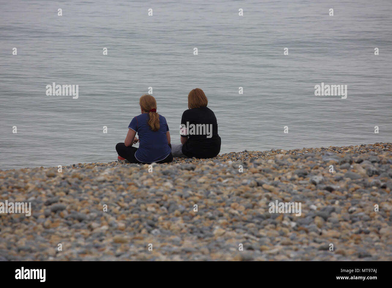 Brighton,UK,29 mai 2018, les touristes et les visiteurs jouissent encore de tout ce que Brighton a à offrir malgré la météo, gris et couvert. Il y a une nouvelle zone de largage et Zipwire de jouir ainsi que la traditionnelle des glaces et de la plage pour vous asseoir. La Volks railway s'exécute toujours sur le front de la jetée de la Marina. Credit : Keith Larby/Alamy Live News Banque D'Images