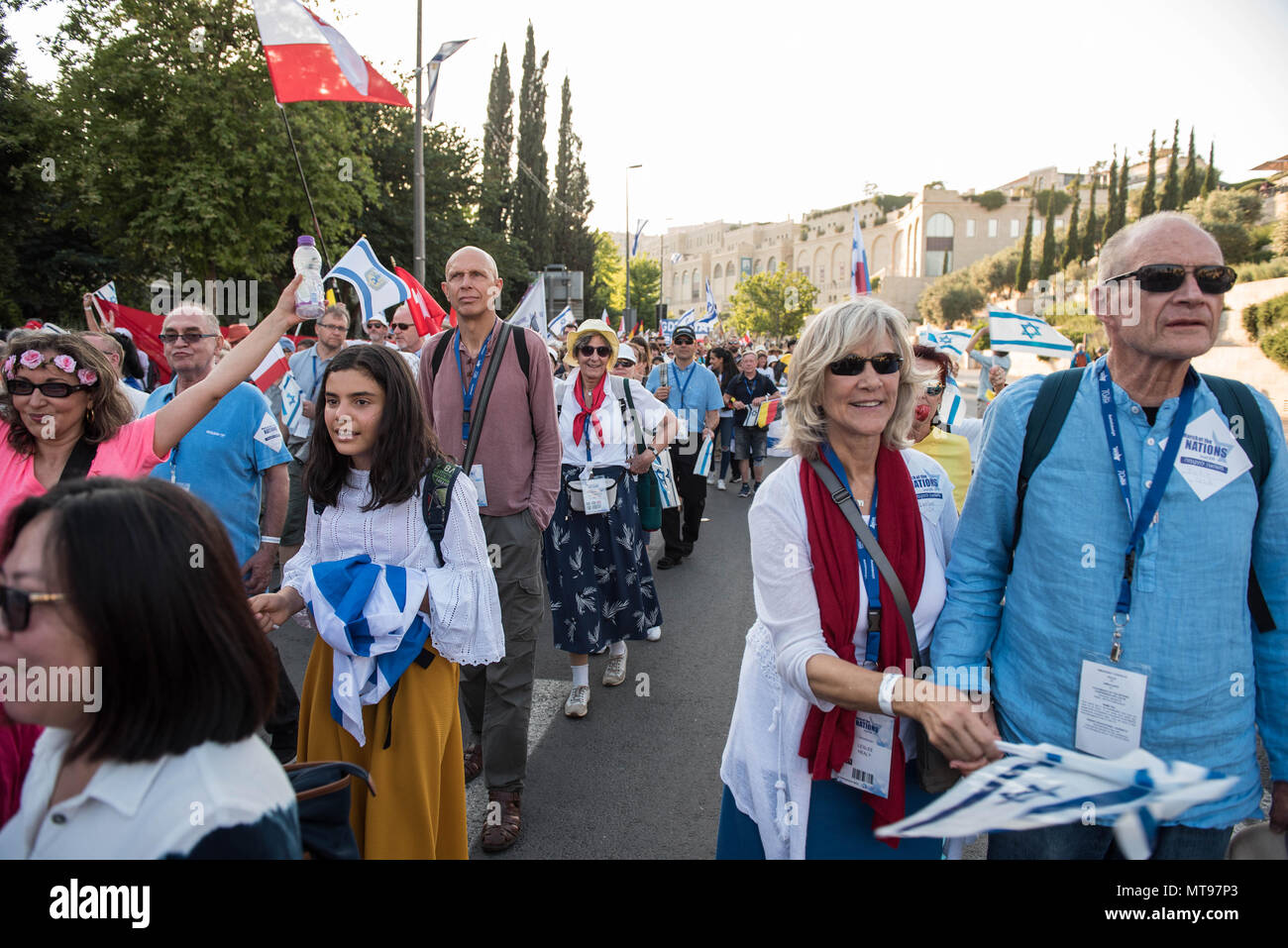 Jérusalem, Israël - 15 MAI 2018 : foule de peuple chrétien marchant dans les rues de Jérusalem pendant la marche de l'ONU, une journée après l'US ope Banque D'Images