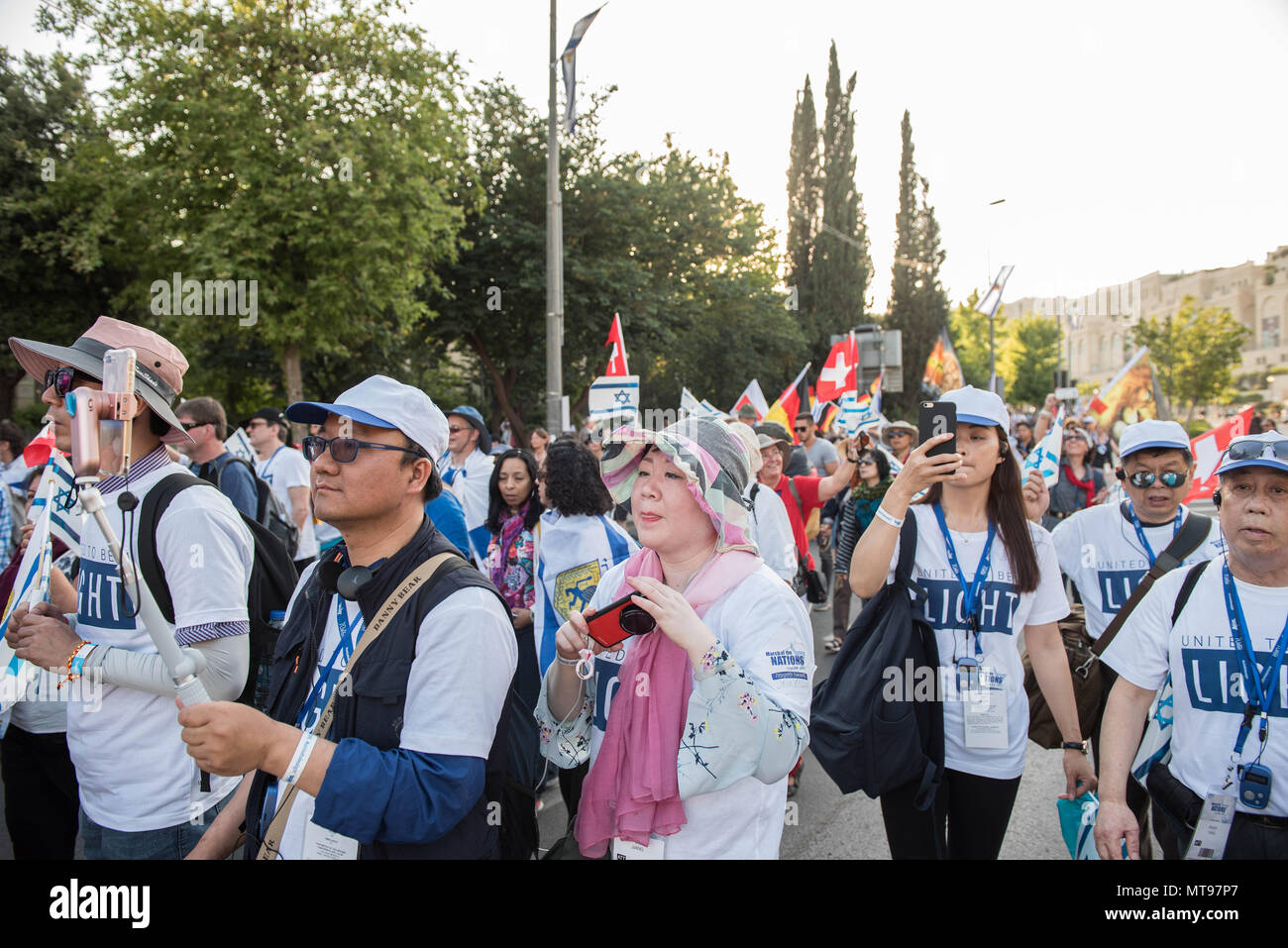 Jérusalem, Israël - 15 MAI 2018 : foule de peuple chrétien marchant dans les rues de Jérusalem pendant la marche de l'ONU, une journée après l'US ope Banque D'Images