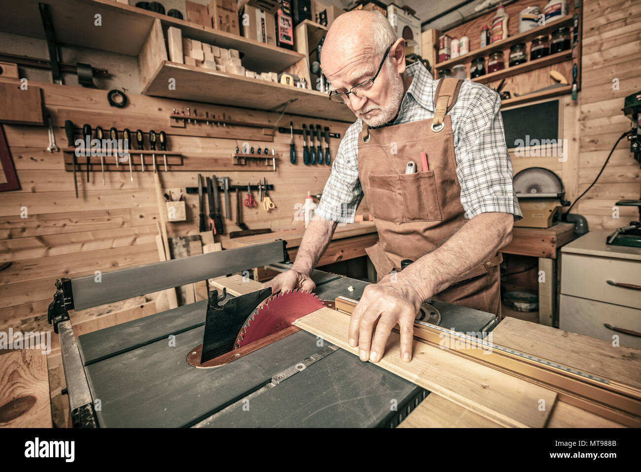 Menuisier professionnel fonctionne avec un banc de scie dans son atelier  Photo Stock - Alamy