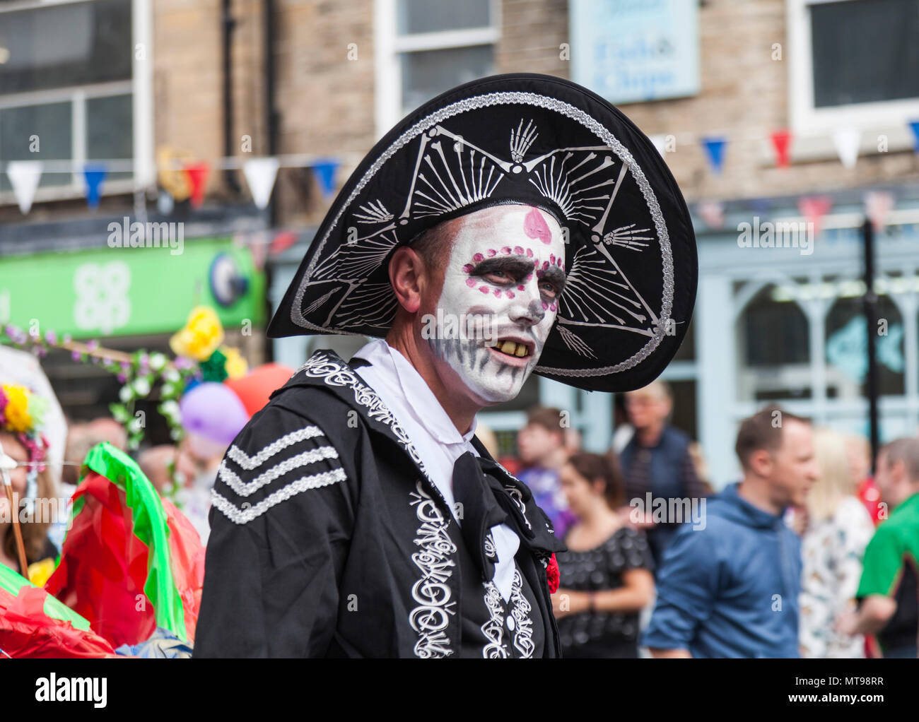 Un homme habillé et le visage peint en blanc à la parade dans Barnard Castle,Angleterre,UK Banque D'Images