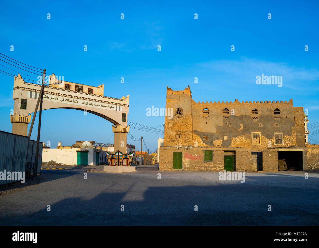 La ville à proximité d'une maison ancienne, le Gouvernorat de Dhofar, Mirbat, Oman Banque D'Images