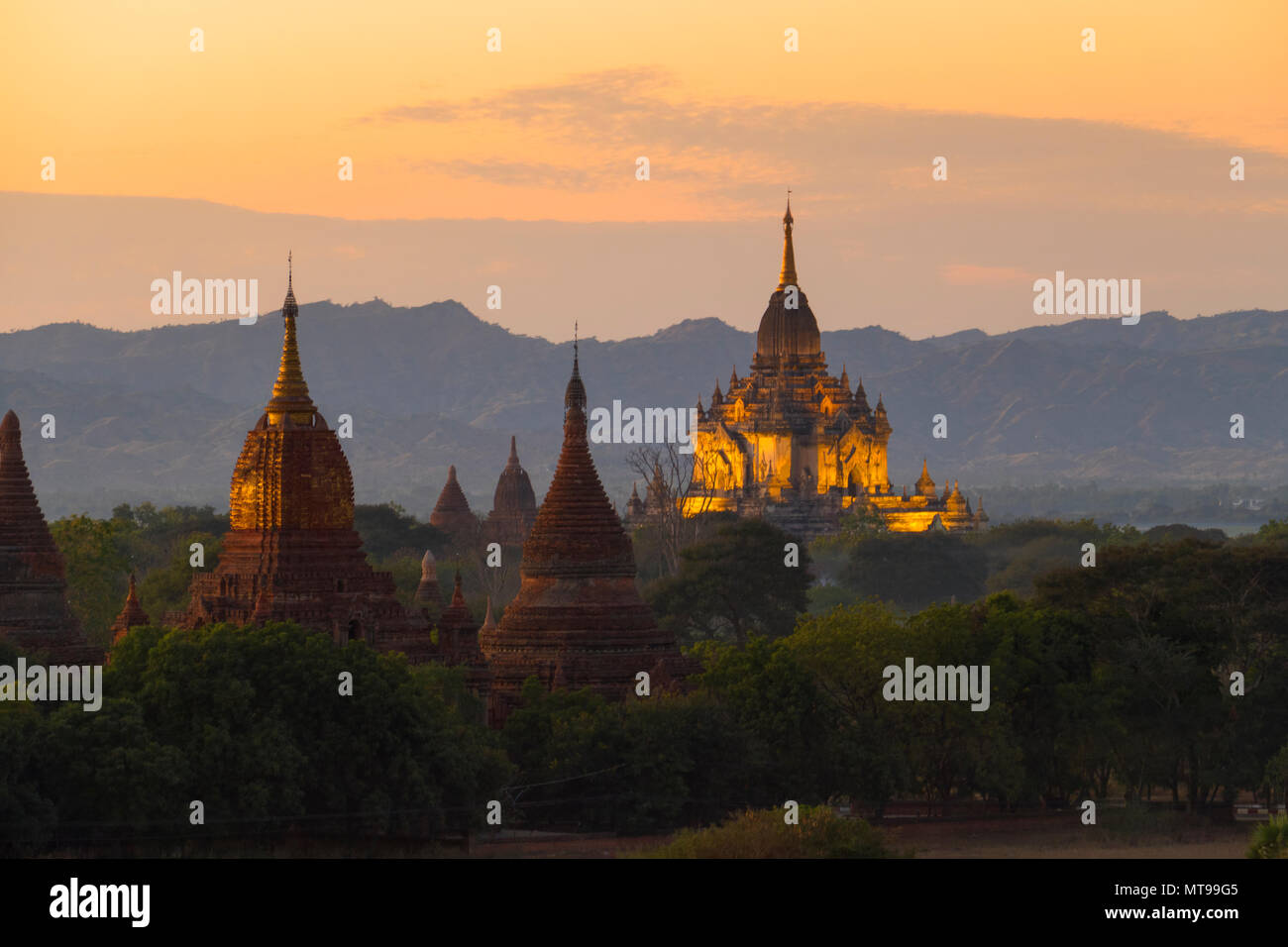 Allumé en temples de Bagan au crépuscule Banque D'Images