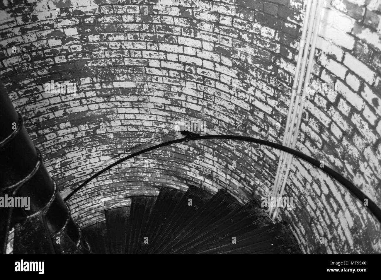 L'intérieur du phare. Monter l'escalier de fer qui serpente au dessus de l'affût. C'est Phare de Tybee Island près de Savannah en Géorgie. Banque D'Images