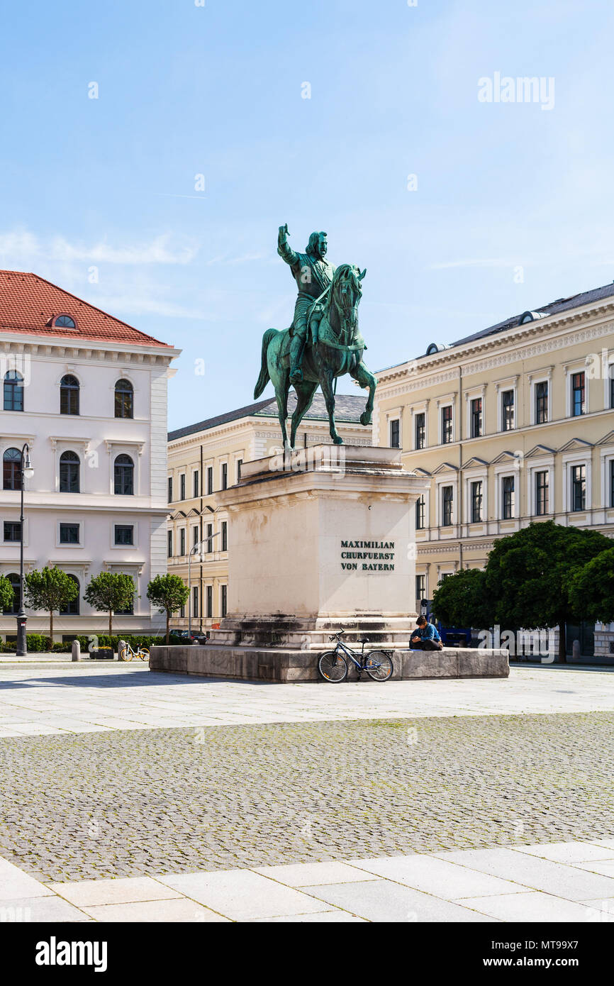 MUNICH, ALLEMAGNE - le 22 mai 2018 : près de femme Churfuerst Maximilian von Bayern statue à Wittelsbacherplatz square. Munich est la capitale et la mo Banque D'Images