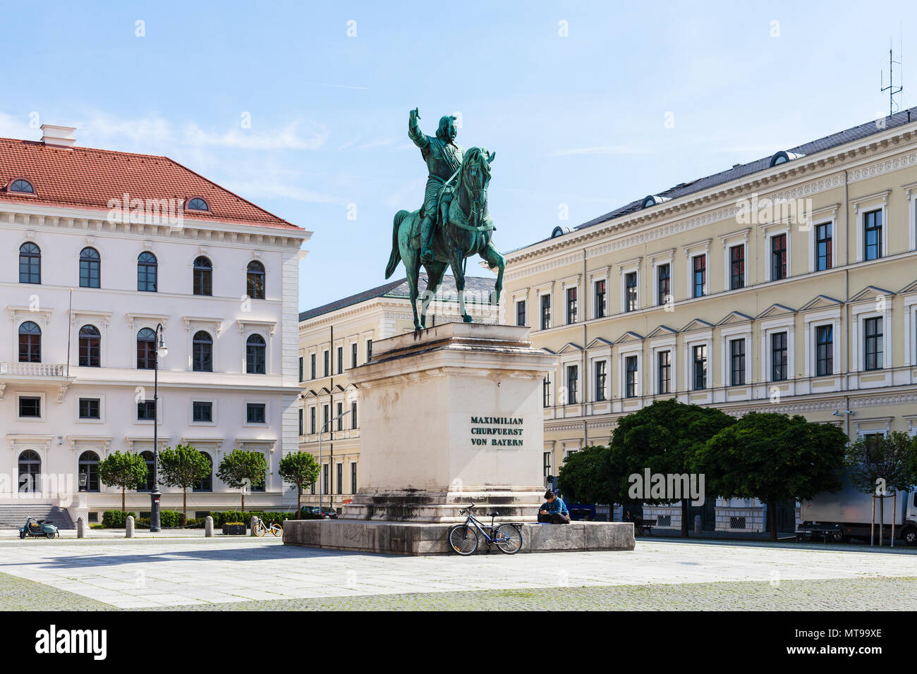 MUNICH, ALLEMAGNE - le 22 mai 2018 : touristique près de statue équestre de l'électeur Maximilien I à Wittelsbacherplatz. Munich est la capitale et la plus Banque D'Images
