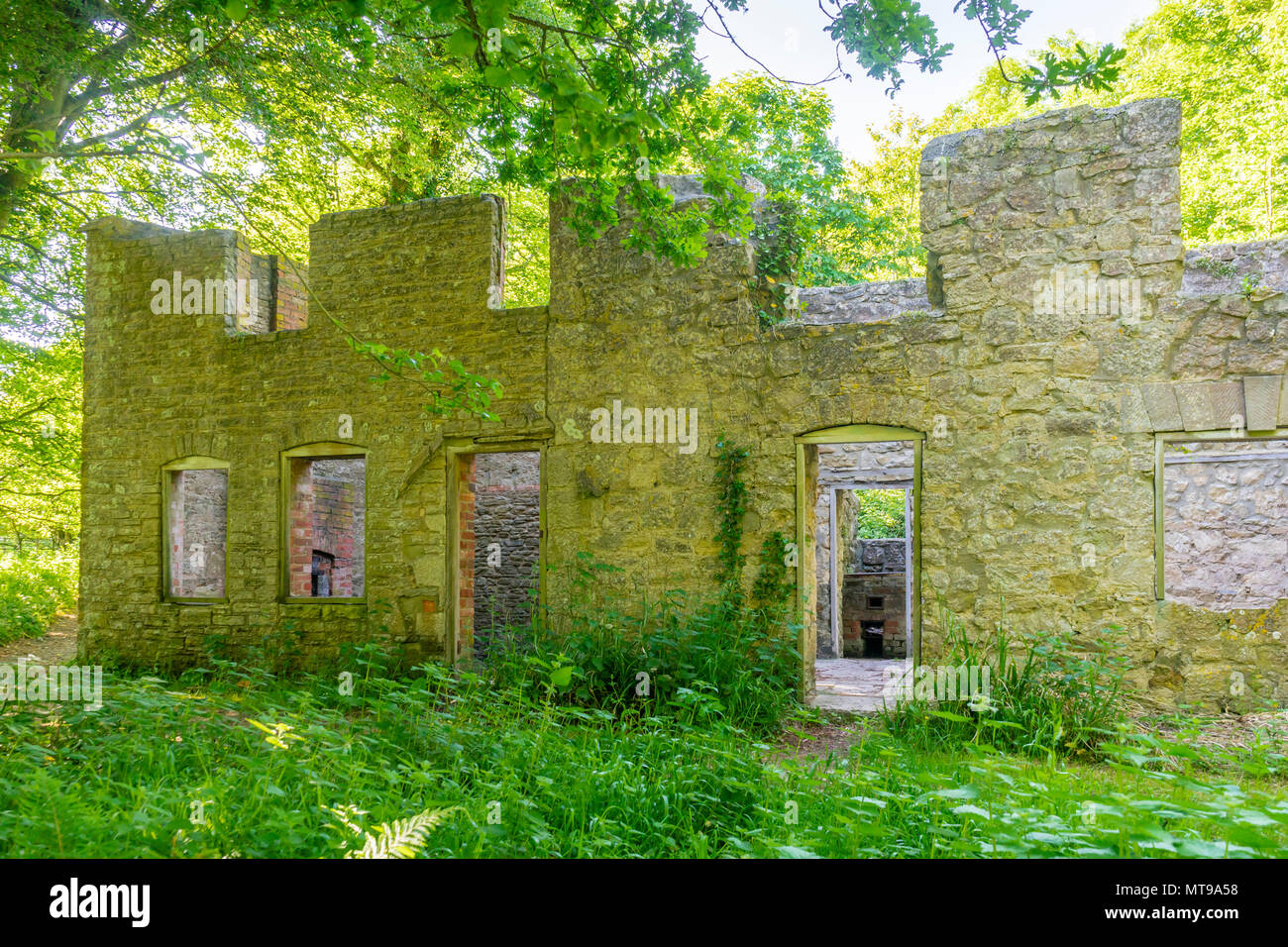 Une maison abandonnée/ bâtiment dans le village fantôme de Tyneham in South Dorset situé au milieu du champ de tir militaire de Lulworth, England, UK Banque D'Images