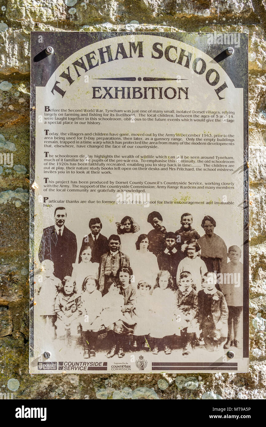 Plaque sur l'extérieur de l'école élémentaire nationale theTyneham qui aujourd'hui abrite une exposition, Tyneham, Dorset, England, UK Banque D'Images