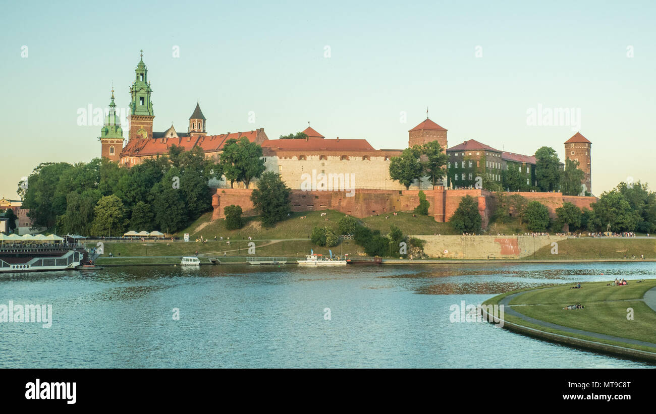 Le Château Royal de Wawel le long de la Vistule, Cracovie, Pologne Banque D'Images