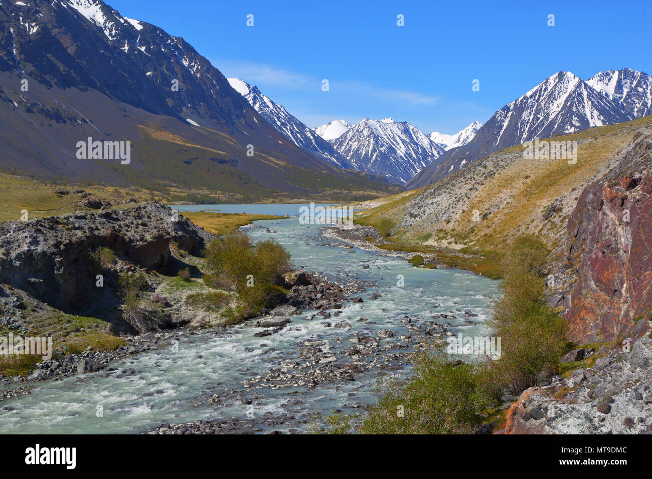 Magnifique paysage de montagne avec fleuve dans Altay Banque D'Images