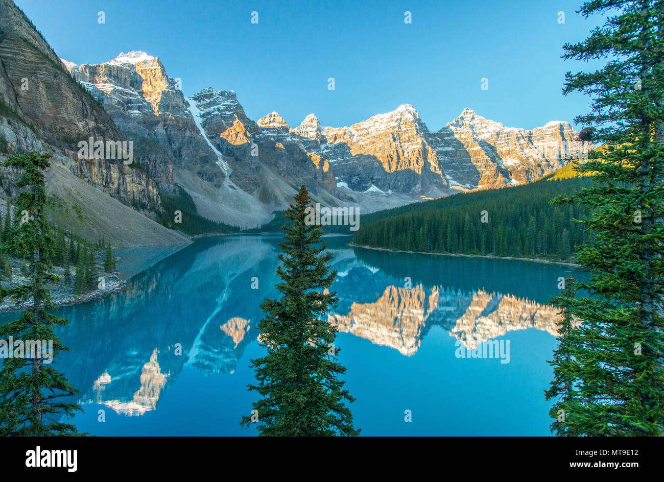 Parfaitement immobile reflet de la dix pics sur les eaux du lac Moraine, lieu emblématique des Rocheuses canadiennes. Le lever du soleil, montagne, ciel Banque D'Images