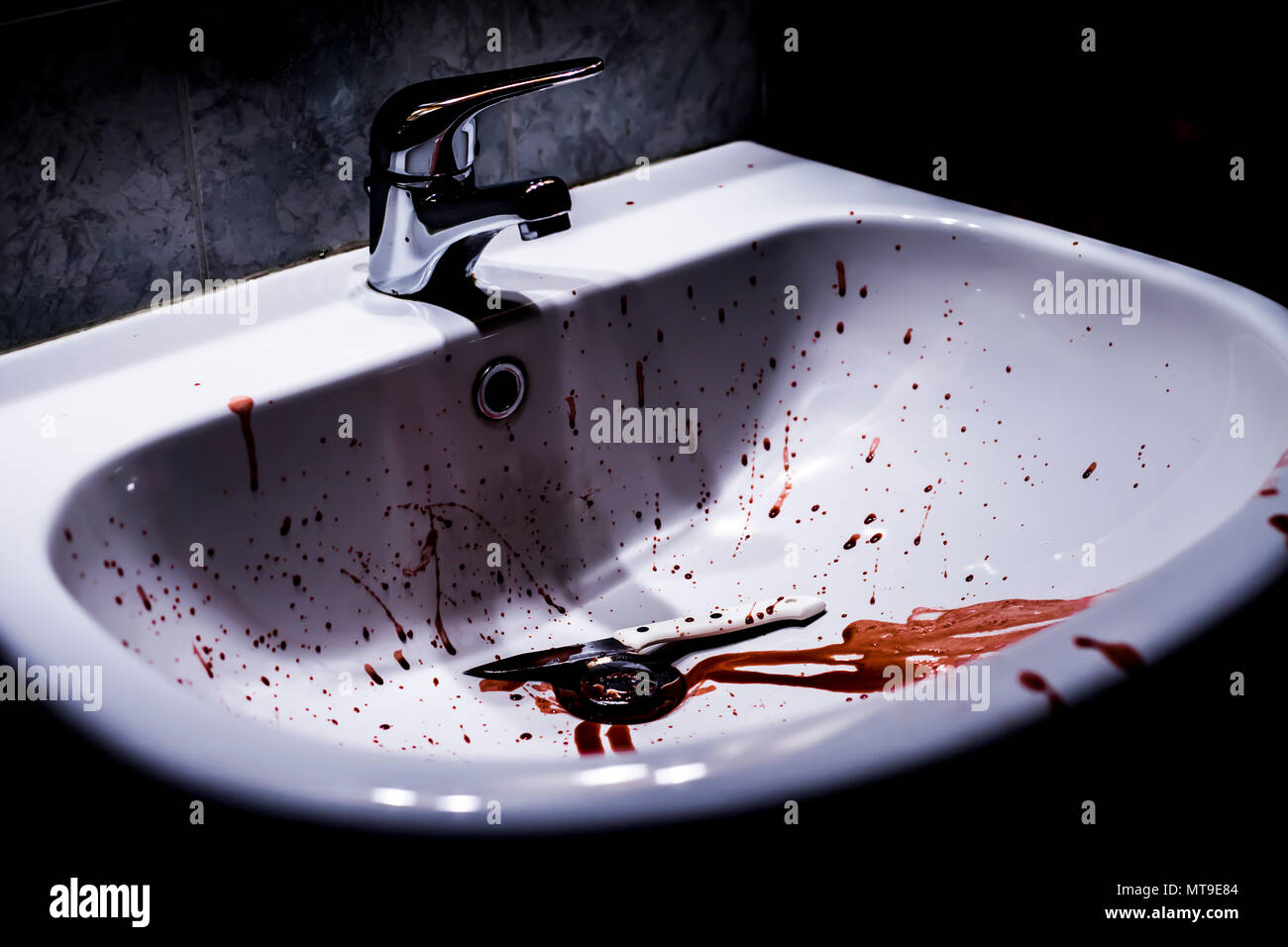 Concept du suicide - purge de mains et le couteau dans un évier Banque D'Images