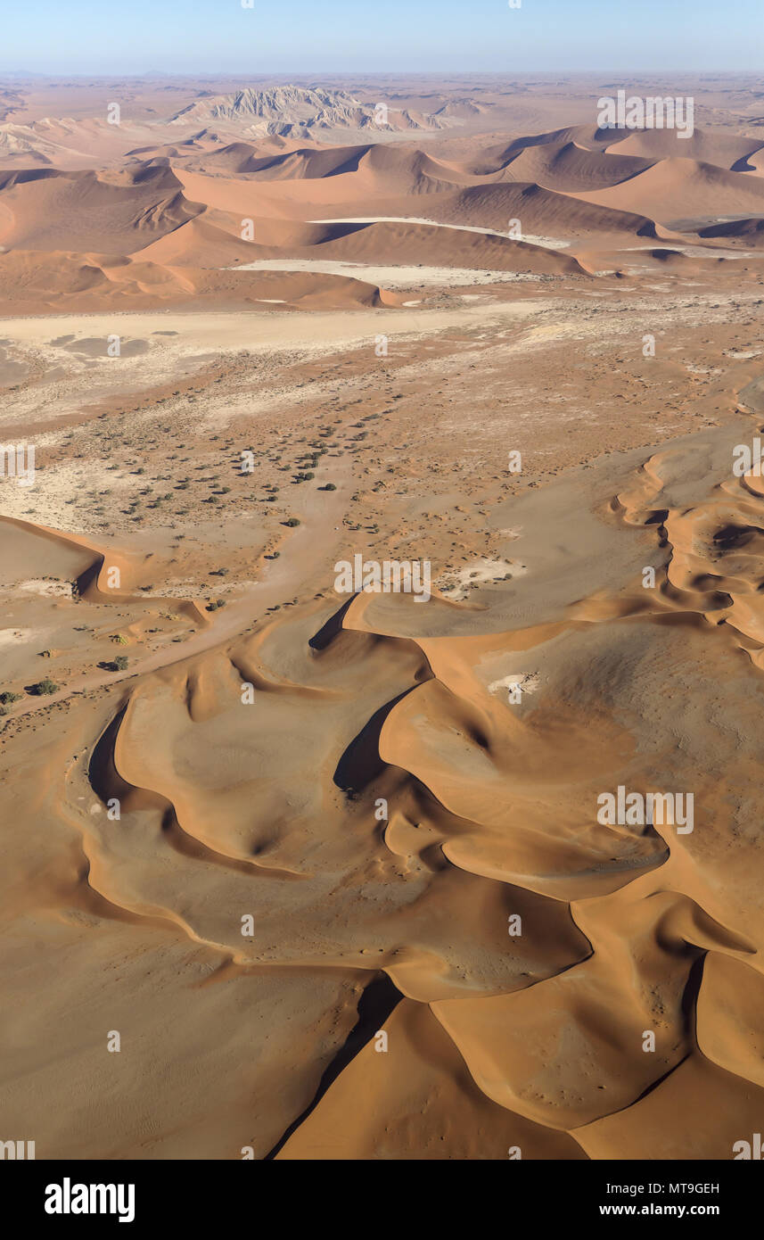 Dunes de sable dans le désert du Namib. En haut au centre le Witberg (Montagne Blanche, 426m), un massif granitique dans le centre du désert du Namib. Avec Camelthorn arbres (Acacia erioloba) au lit à sec de la rivière Tsauchab. Vue aérienne. Namib-Naukluft National Park, la Namibie. Banque D'Images